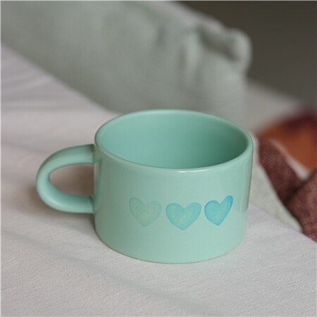 Pastelově zelený hrníček se srdíčkem