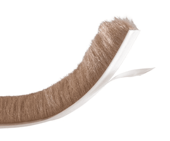 Kartáč těsnicí na skříň samolepicí - béžový 12mm 5,5m