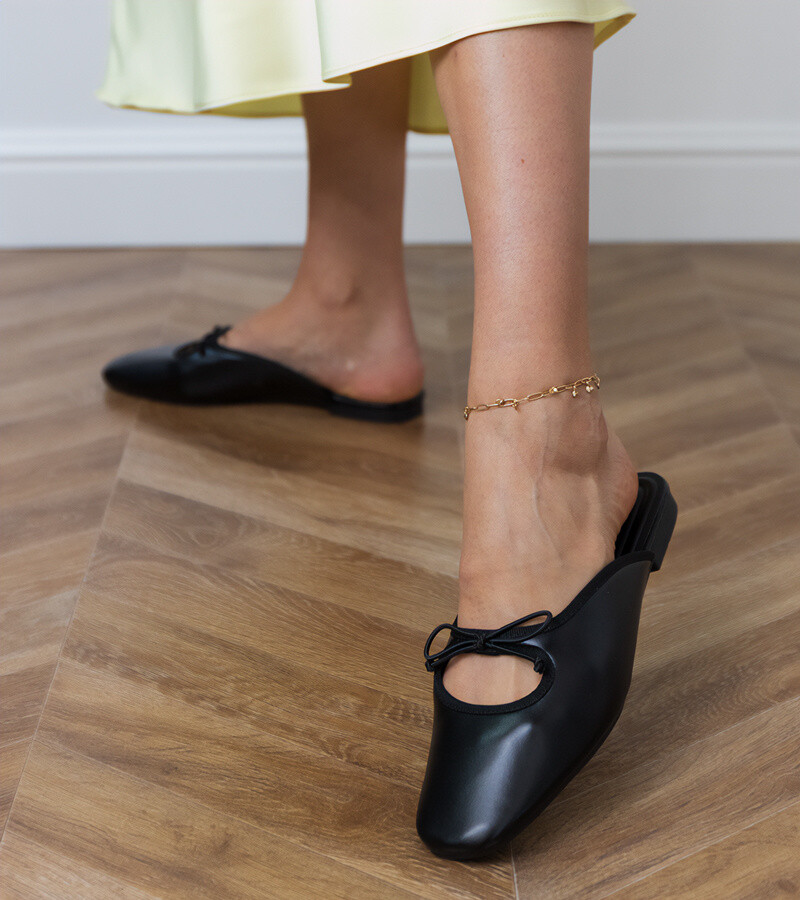 D/CEO Black closed-toe flat sandals Matila