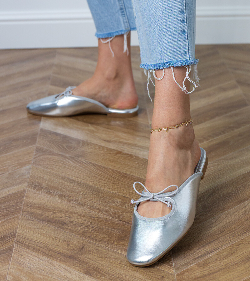 D/CEO Silver closed-toe flat sandals Matila