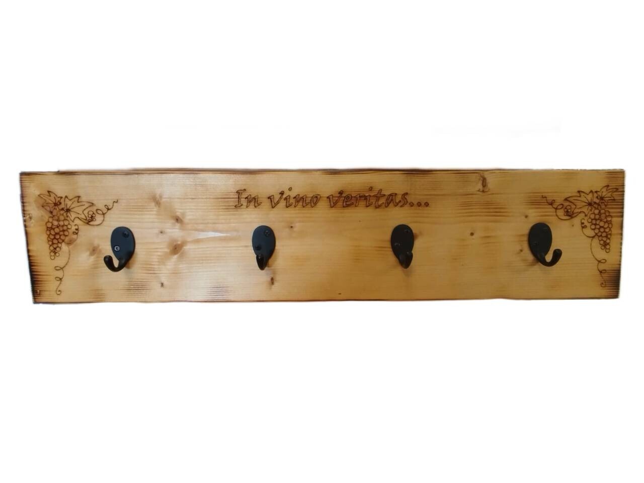 Dřevěný věšák na koštýře s nápisem „In vino veritas...“