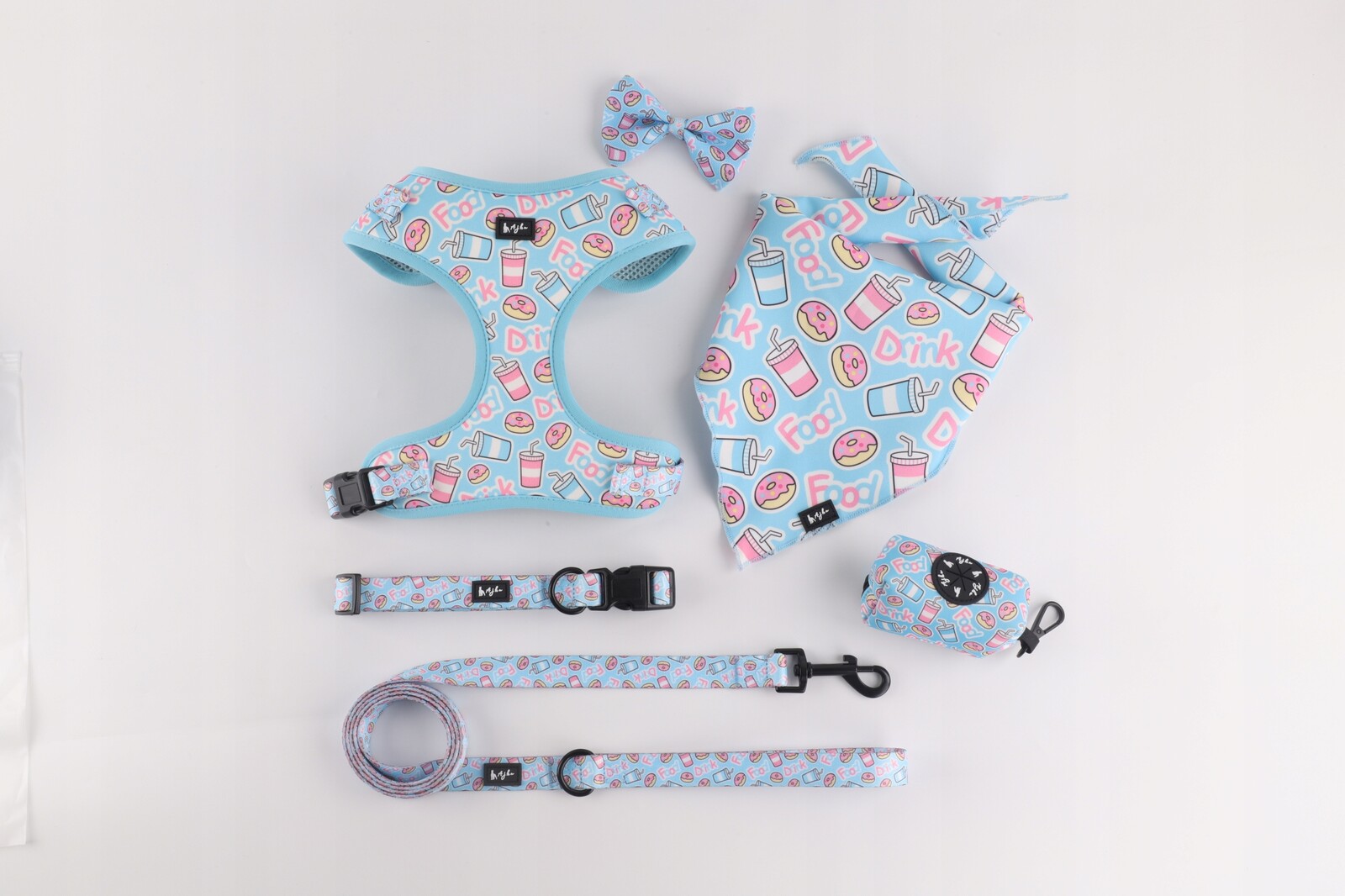 Barevný vycházkový set pro psa obojek vodítko postroj šátek motýlek M