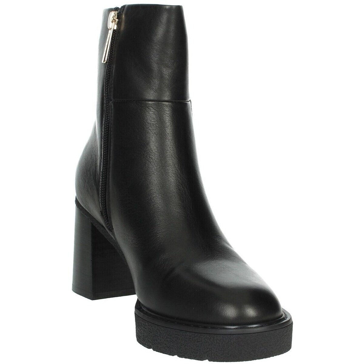 Carmela  161864  Černá