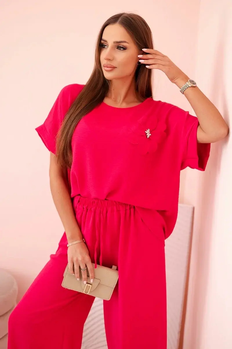 Kesi Włoski Dámský komplet z viskózy s ozdobným květem a širokými kalhotami - fuchsie