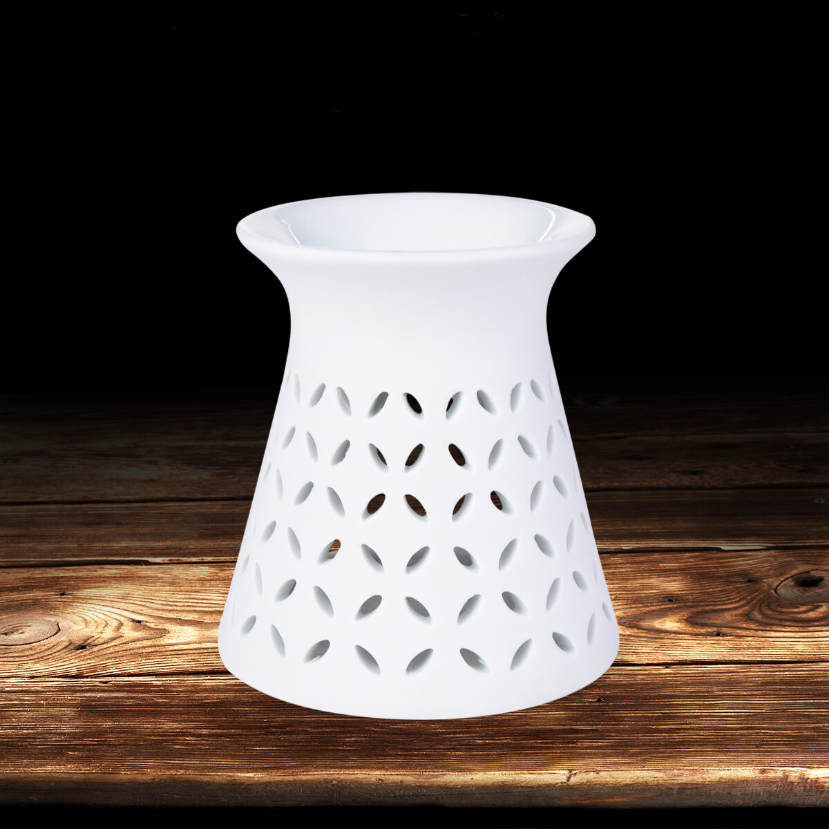 QUATRA | Kuželovitá aromalampa s dekorem čtyřlístků | matná bílá keramika