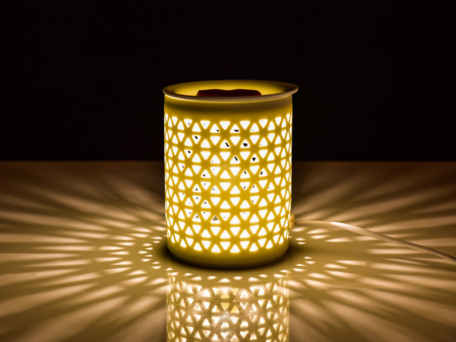 LUMIVIA | Elektrická keramická aromalampa s krajkovým dekorem | matná bílá & odnímatelná miska