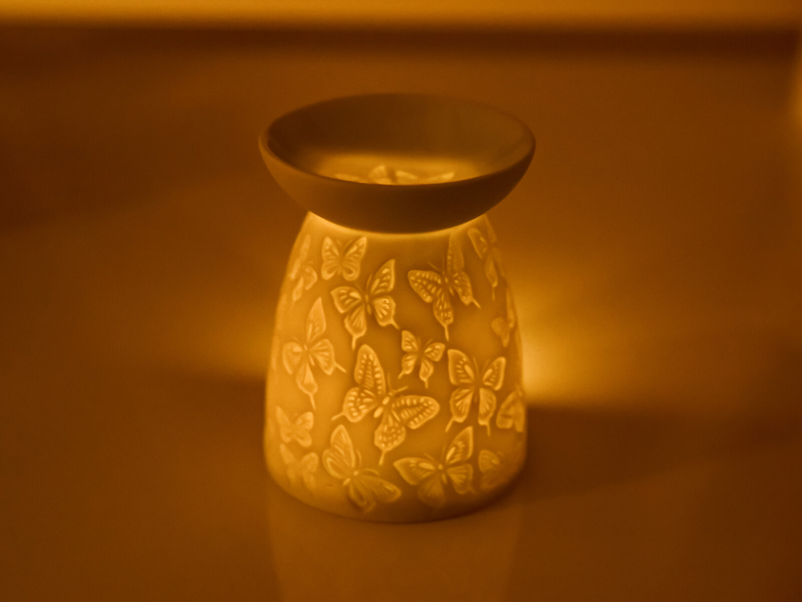 PAPILLIA | Aromalampa s embosovaným motivem motýlů | matná bílá keramika