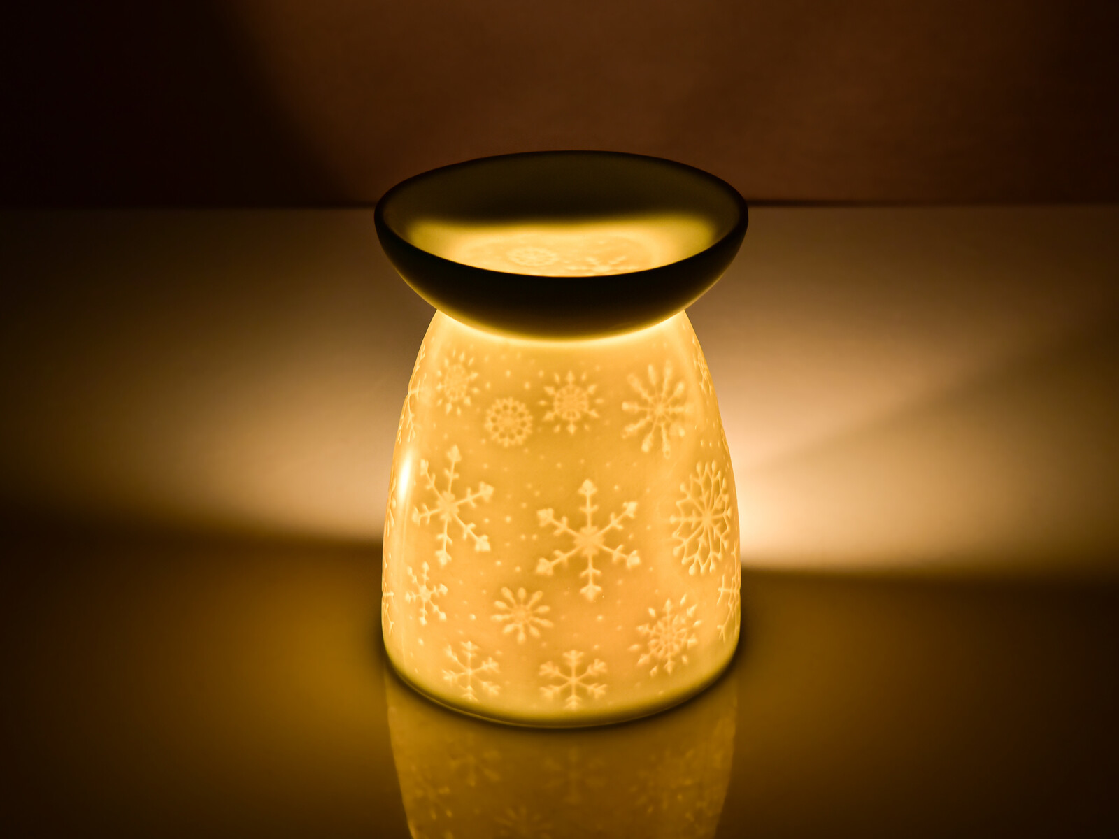 GLACIA | Aromalampa s embosovaným motivem vloček | matná bílá keramika
