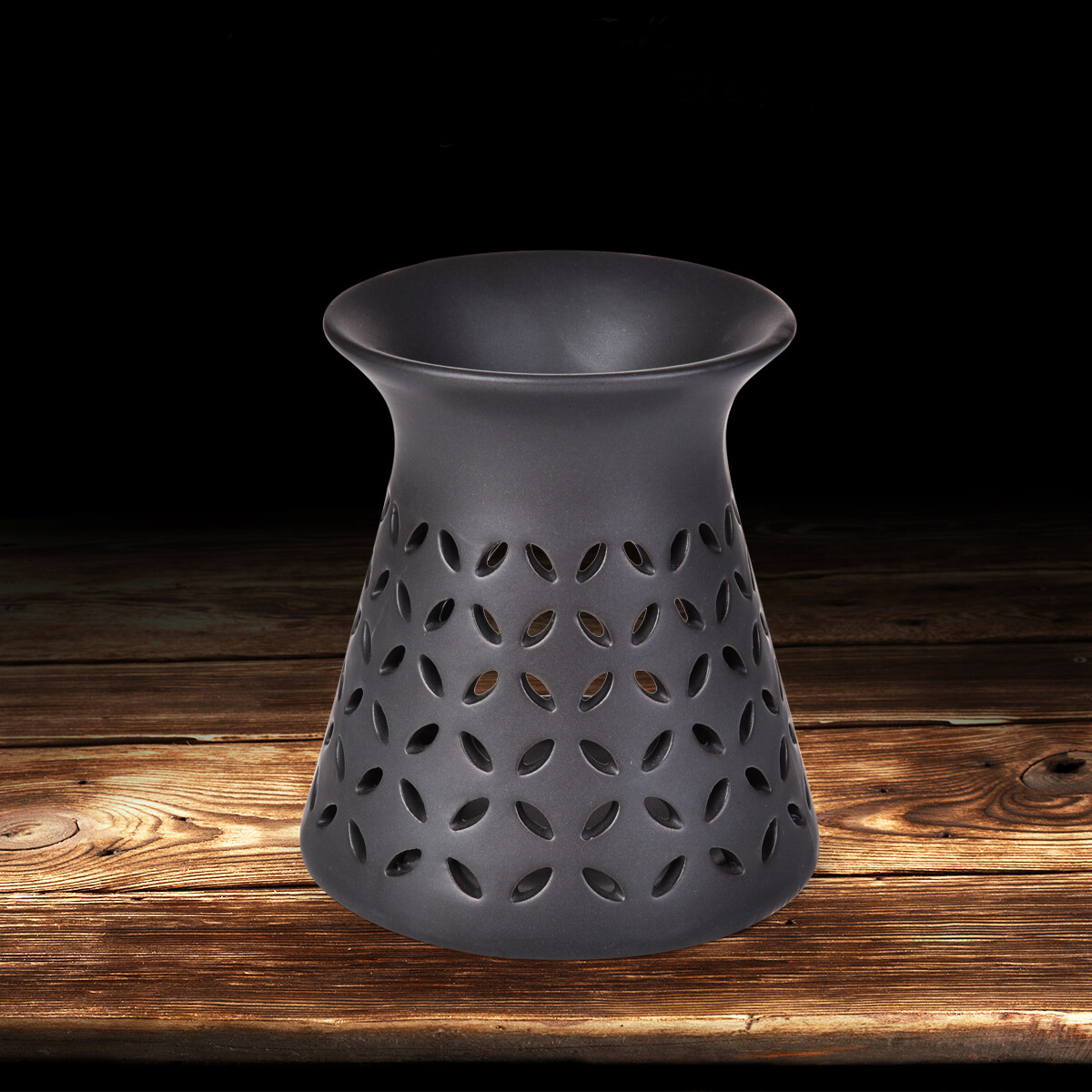 NOCELLA | Aromalampa s jemným perforovaným dekorem | matná černá elegance