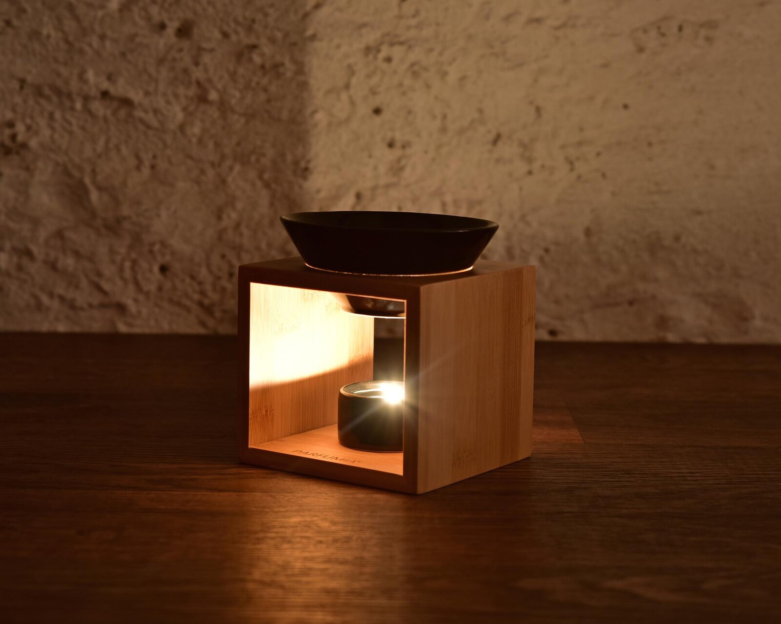 CUBORA | Aromalampa na bambusovém stojanu | černá keramika & přírodní elegance