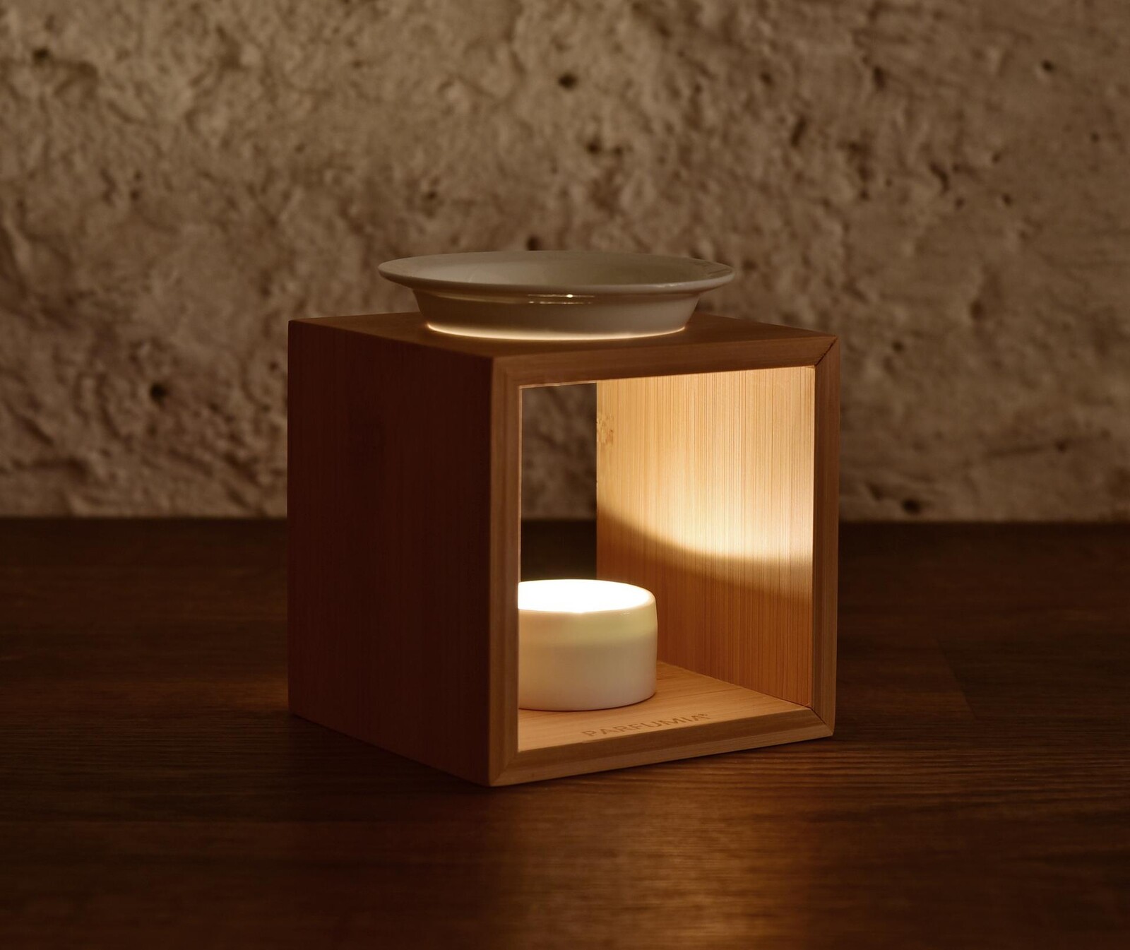 CUBORA ALBA | Aromalampa na bambusovém stojanu | bílá keramika & přírodní elegance