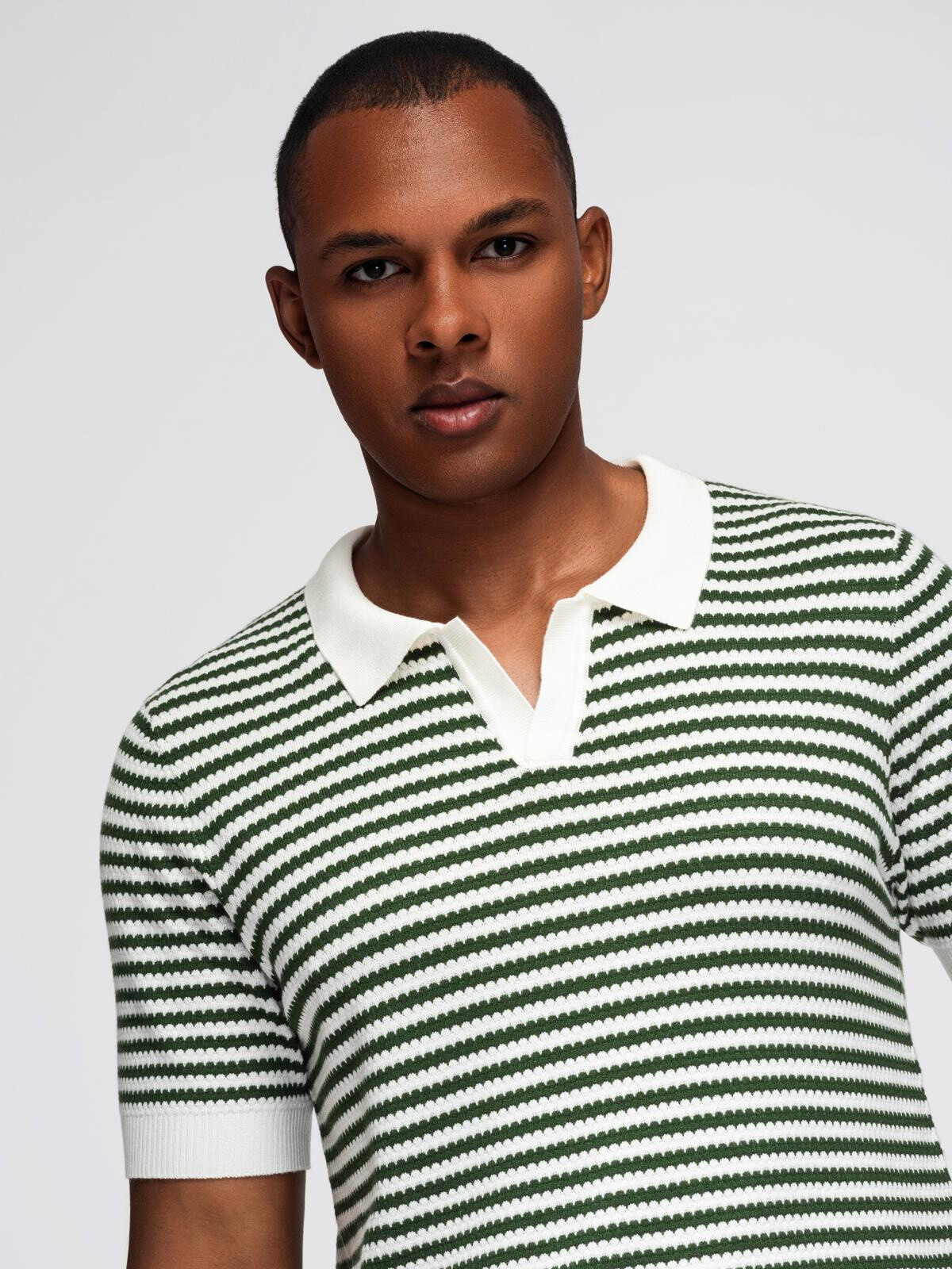Ombre Men's knitted buttonless polo shirt with navy stripes - white and olive