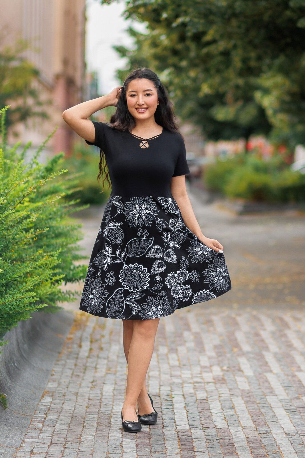 Himalife Šaty s krátkým rukávem Pemba - černá s bílou Velikost: S/M