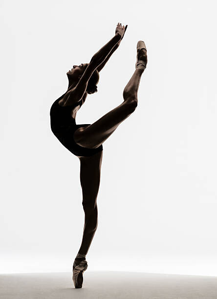 Nisian Hughes Fotografie Ballerina attitude on pointe, Nisian Hughes, 30 × 40 cm