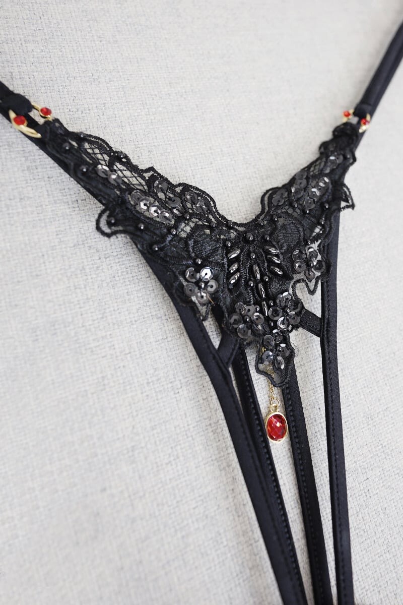 Černá crotchless tanga s přívěskem Carla