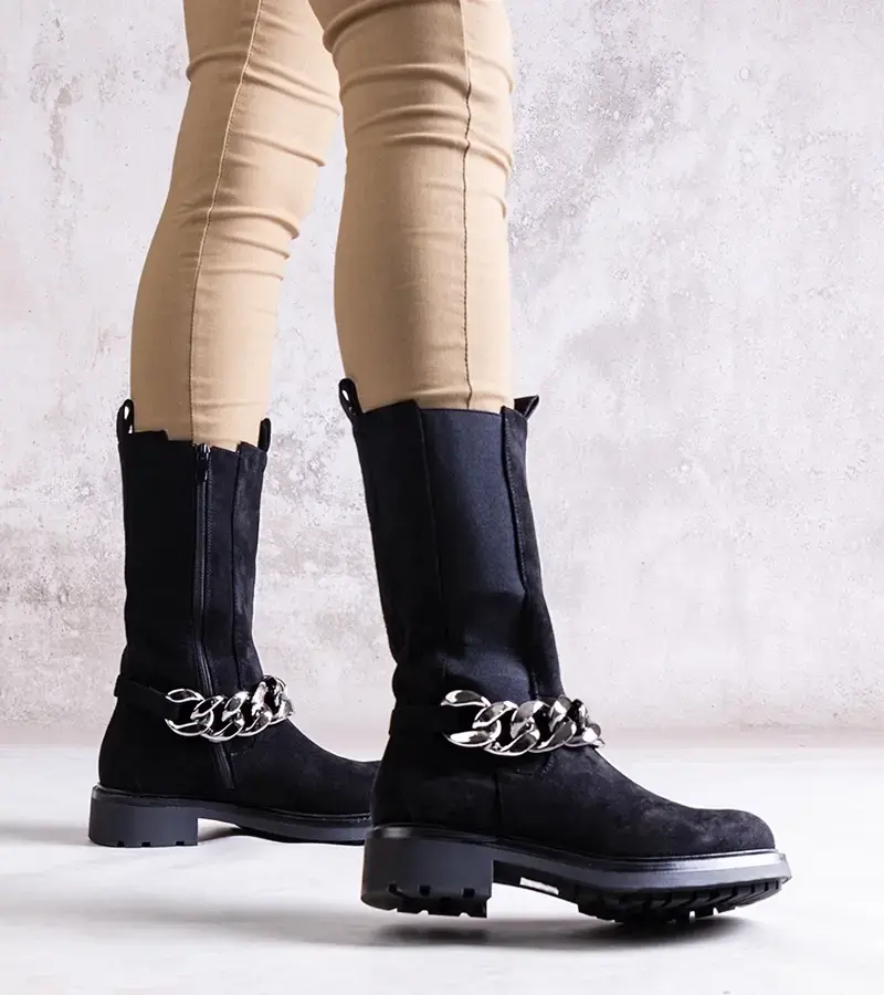 Gemre Black women's ankle boots embellished with a chain Yasarna