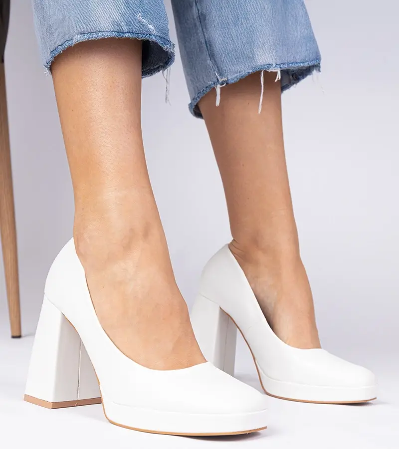 Gemre White pumps on a chunky heel with a square toe Irenois