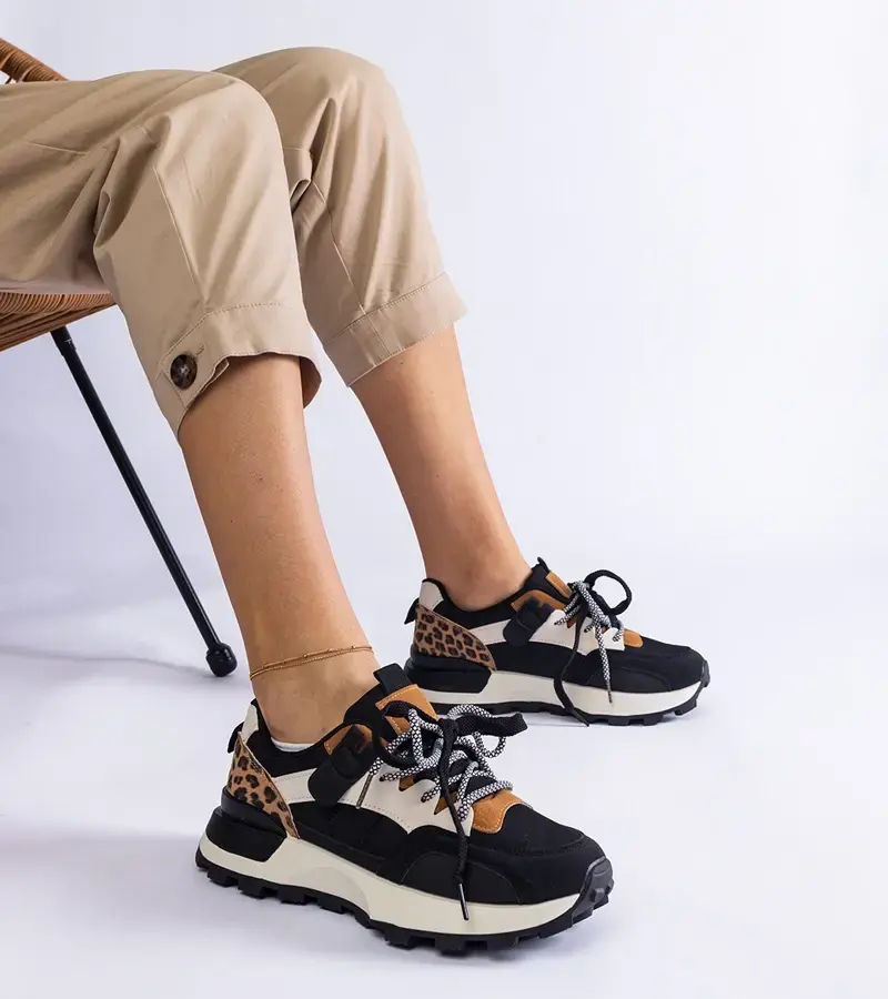 Gemre Black sneakers adorned with animal motif Soria