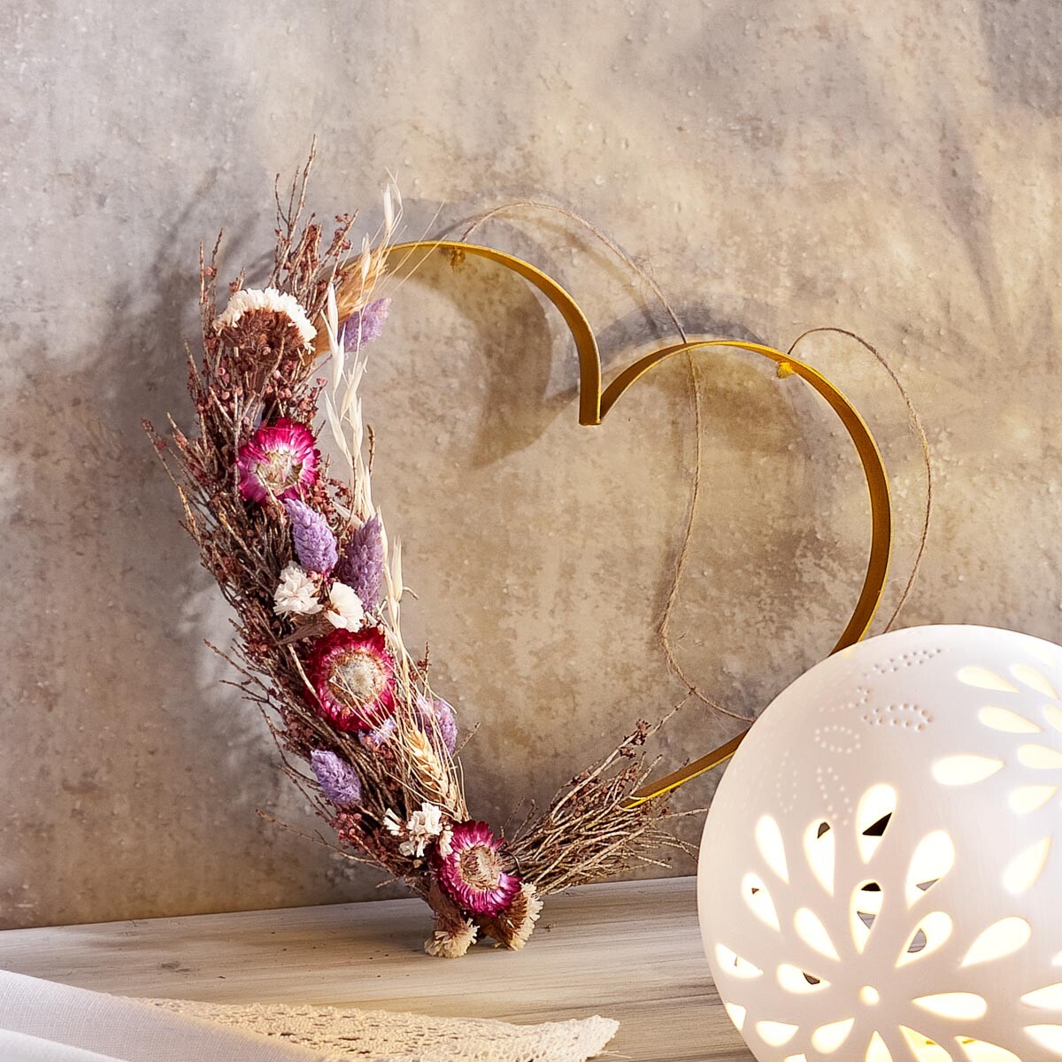 Kovové srdce se sušenými květinami