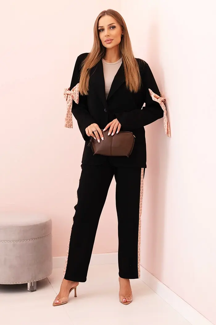 Kesi Włoski Dámský komplet s viskózou – sako s klopami a kalhoty s lampasem černý
