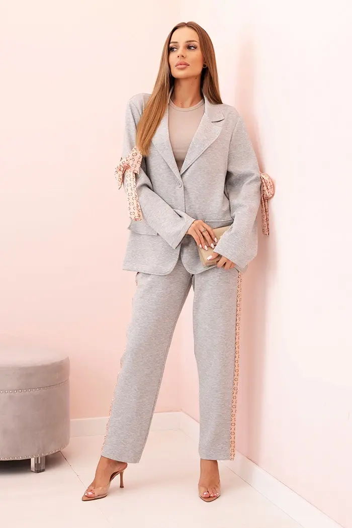 Kesi Włoski Dámský komplet s viskózou – sako s klopami a kalhoty s lampasem šedý