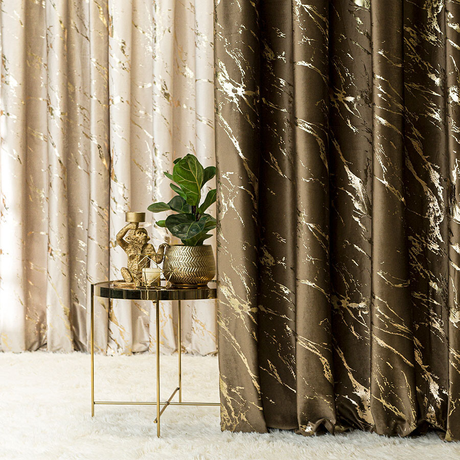 Dekorační vzorovaný závěs s kroužky MARMA 002 hnědá/zlatá 140x250 cm (cena za 1 kus) MyBestHome