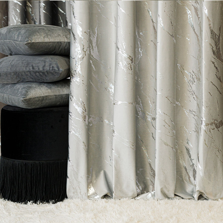 Dekorační vzorovaný závěs s kroužky MARMA 021 světle šedá/stříbrná 140x250 cm (cena za 1 kus) MyBestHome