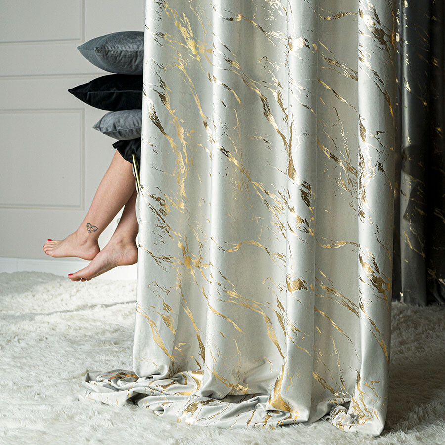 Dekorační vzorovaný závěs s řasící páskou Dekorační vzorovaný závěs s řasící páskou MARBE 021 světle šedá/zlatá 140x250 cm (cena za 1 kus) MyBestHome
