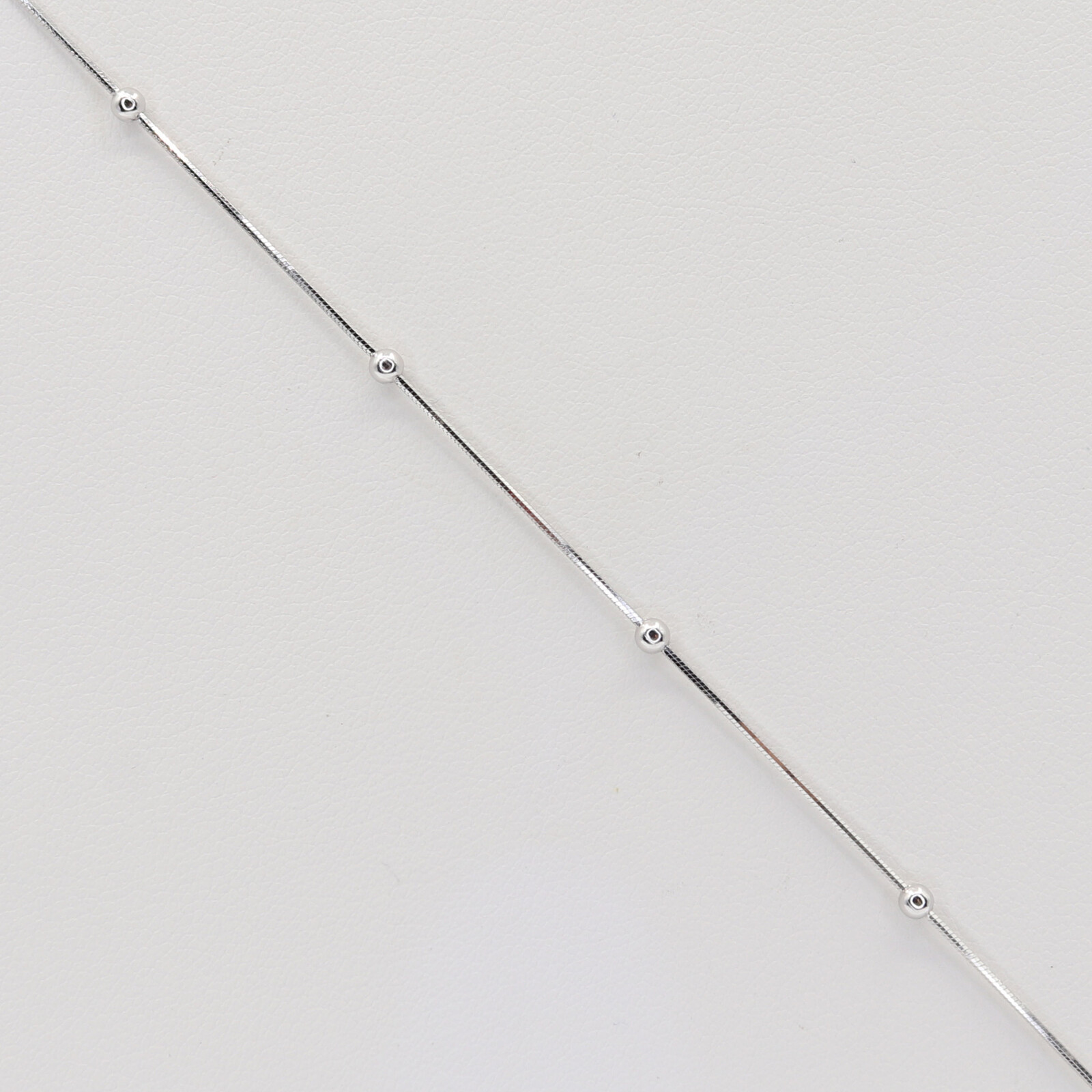 Stříbrný náramek B2057