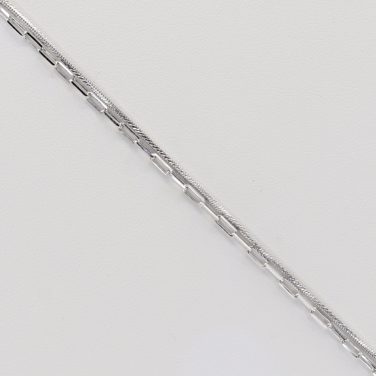 Stříbrný náramek B2060