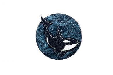 Dřevěná brož Kosatka