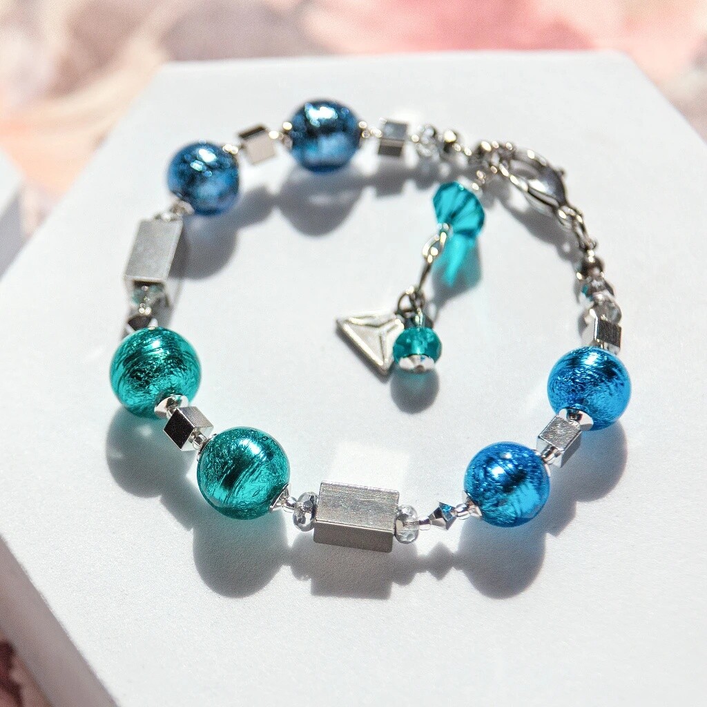 Lampglas Krásný náramek Frost Bloom Blue s ryzím stříbrem v perlách Lampglas BER7