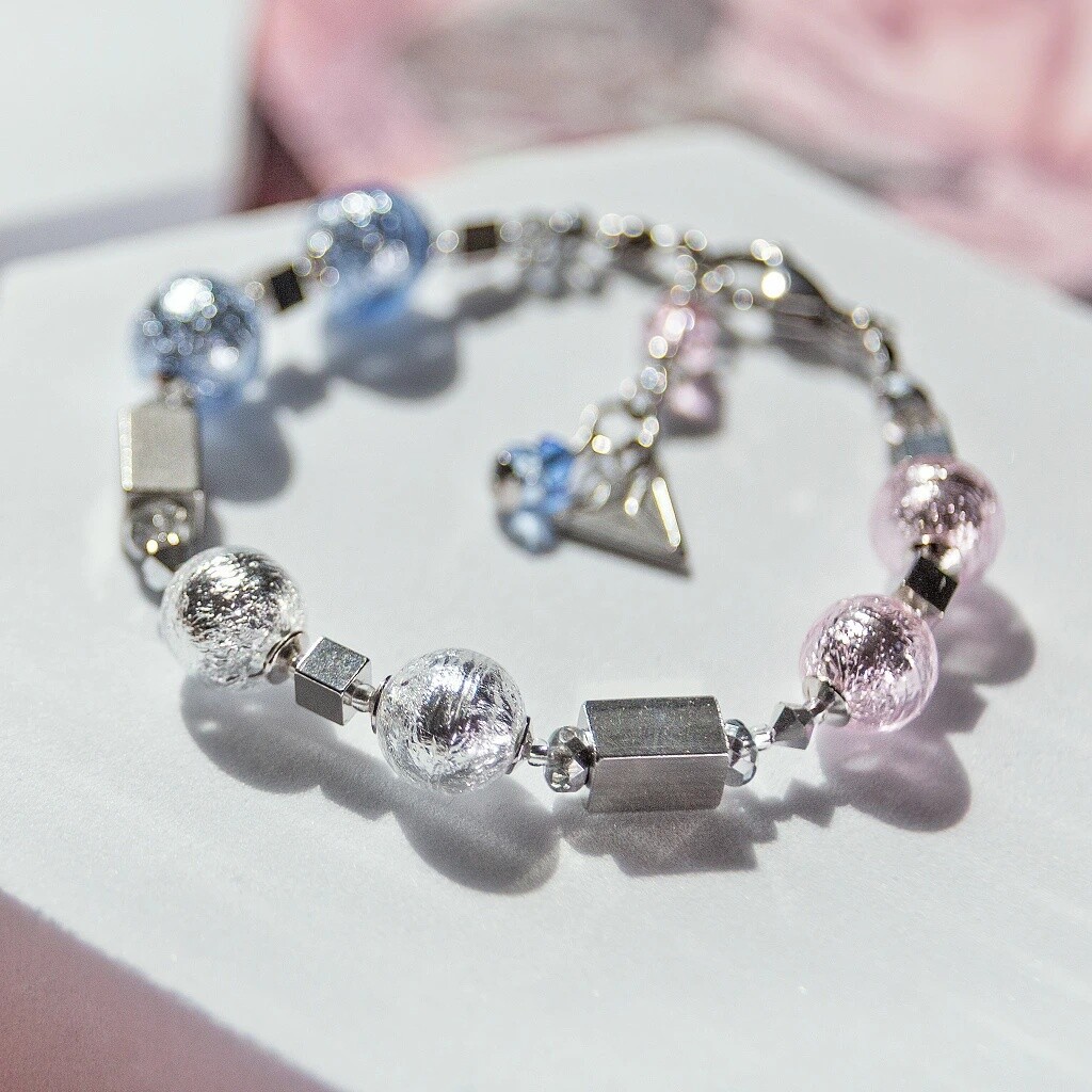 Lampglas Něžný náramek Frost Bloom Blush s ryzím stříbrem v perlách Lampglas BER6