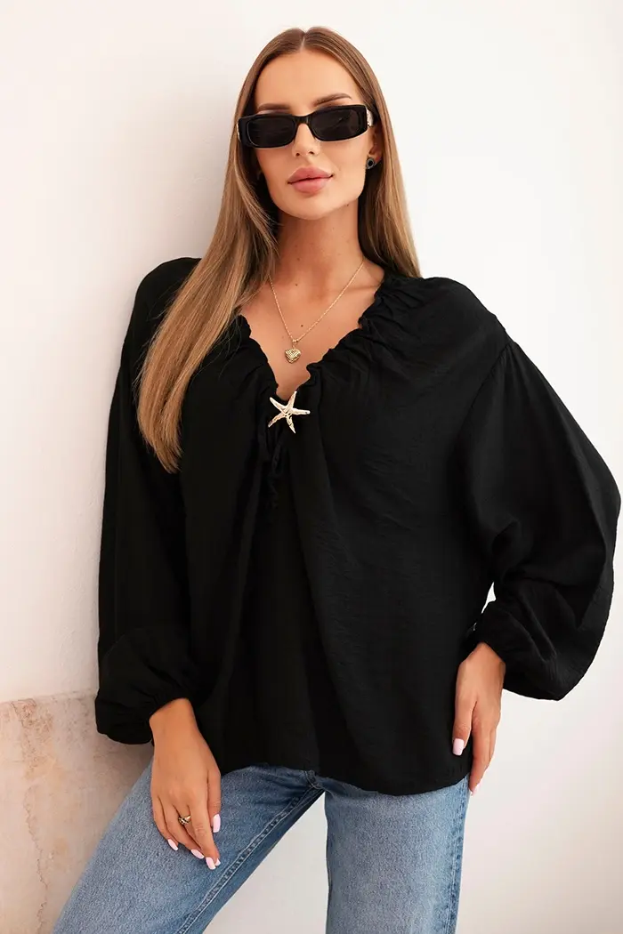 Kesi Włoski Dámská blůza s viskózou, s nařaseným výstřihem a ozdobou černá