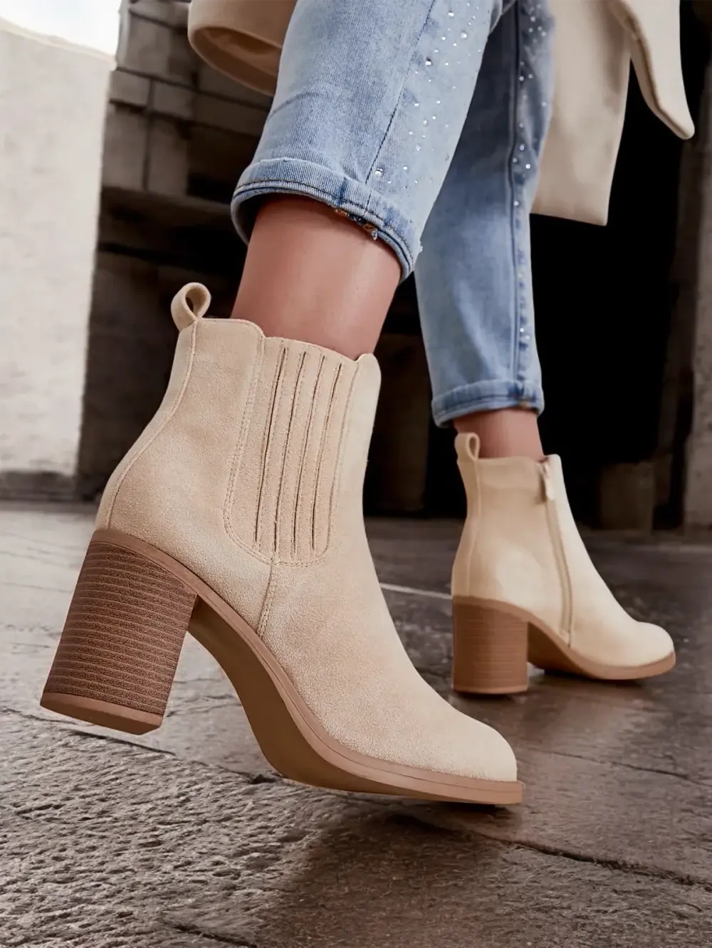 Resti women's boots on a post Tomino