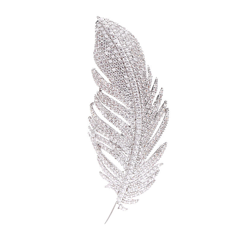 Troli Elegantní třpytivá brož Peříčko Silver