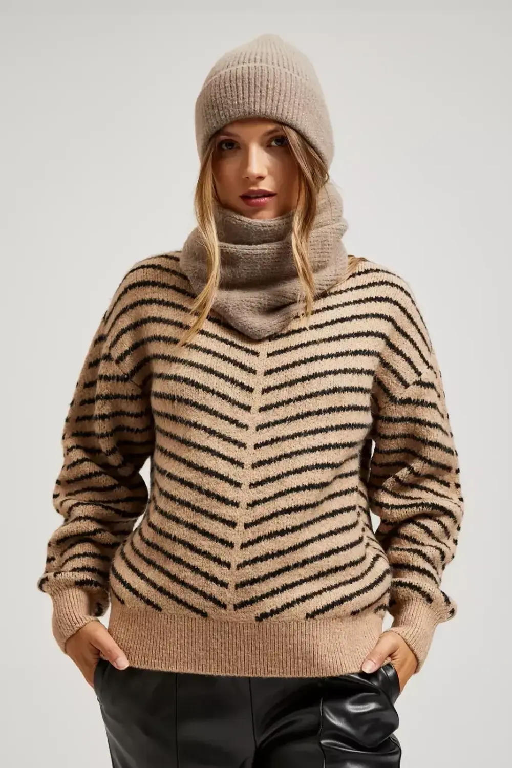 Marisse Coffee Hat Decorated With Metallic Thread