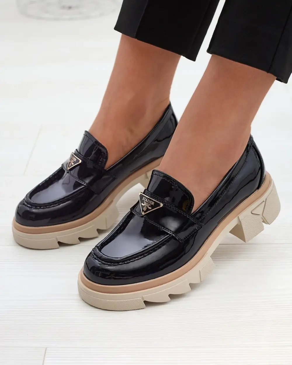 Resti Lacquered women's black moccasins with decoration Sarix - Footwear