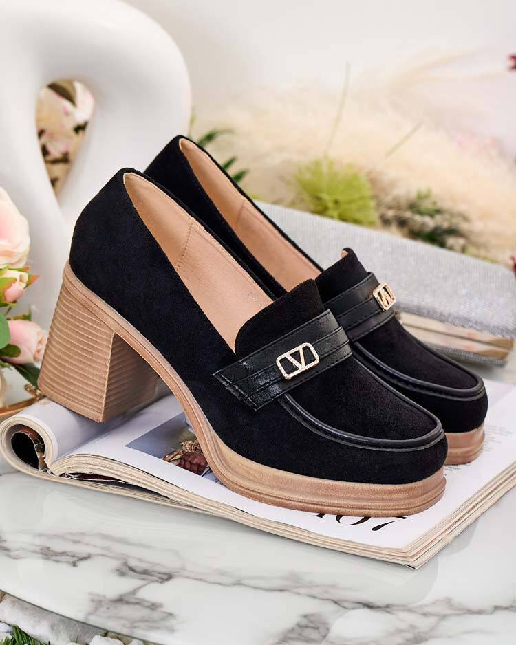 Resti Women's moccasins on a post Lemaneg