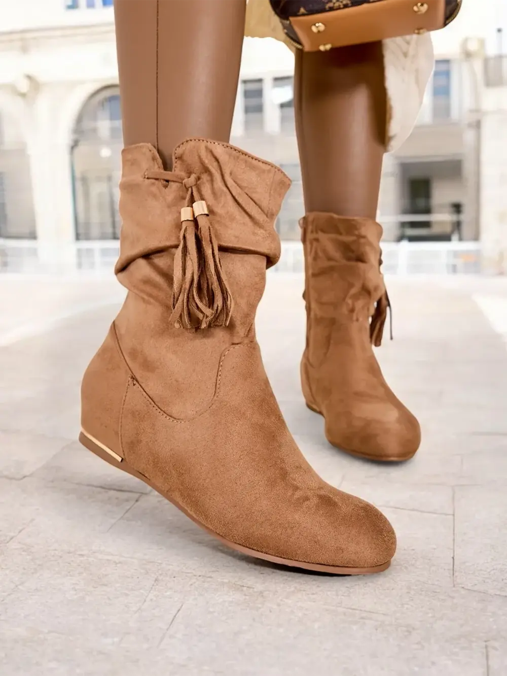 Resti Eko - suede ankle boots on a hidden wedge Lovely