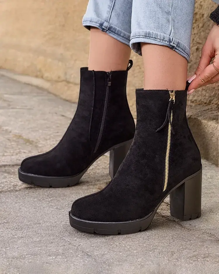 Resti Women's ankle boots on a post Igges