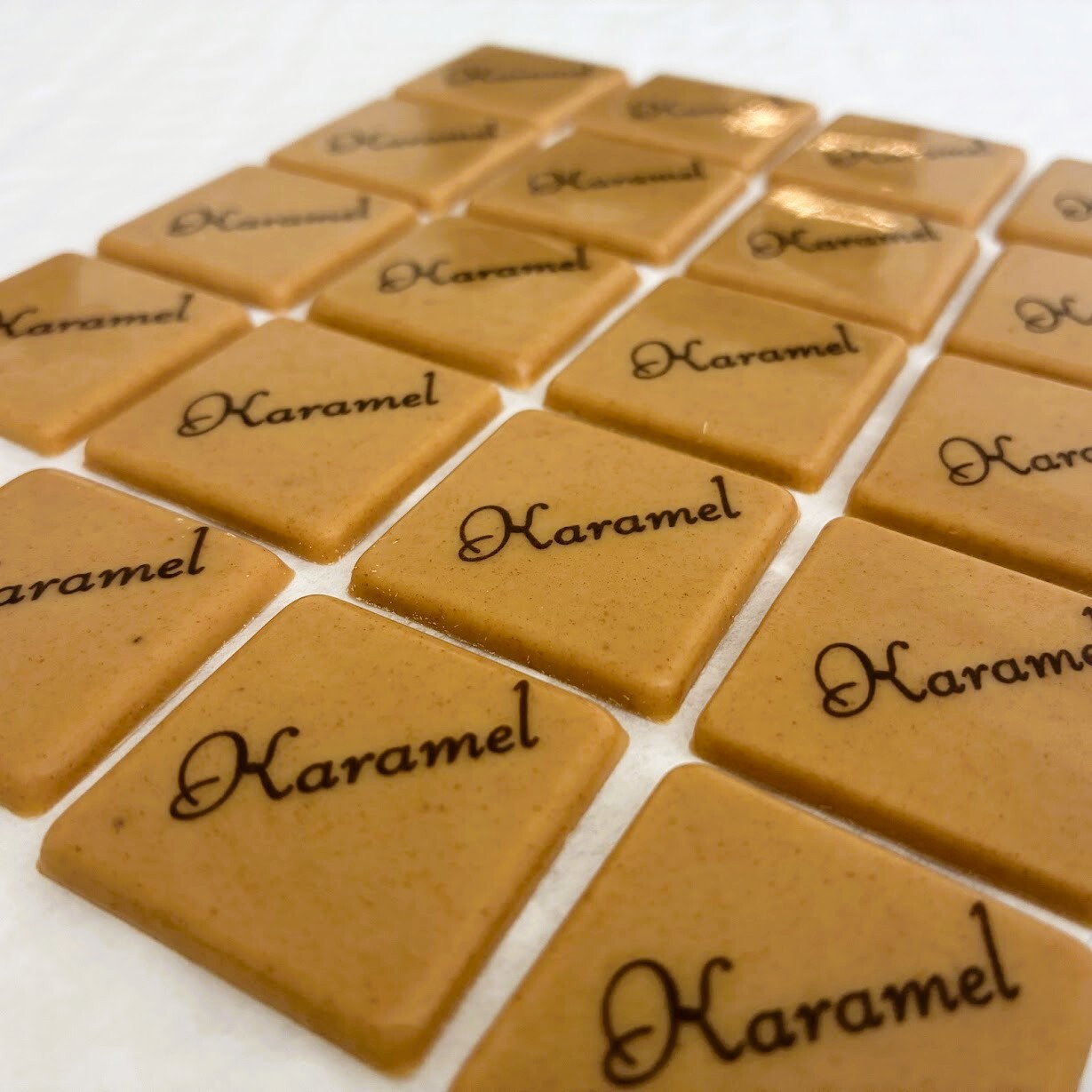 PCB CREATION Čokoládová dekorace Karamel 22ks