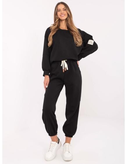 Černý dvoudílný komplet s halenkou nadměrné velikosti