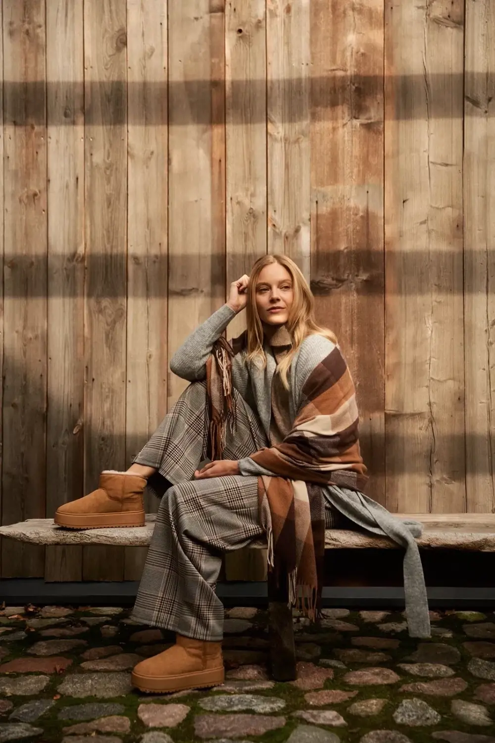 Marisse Elegant Brown Checkered Scarf