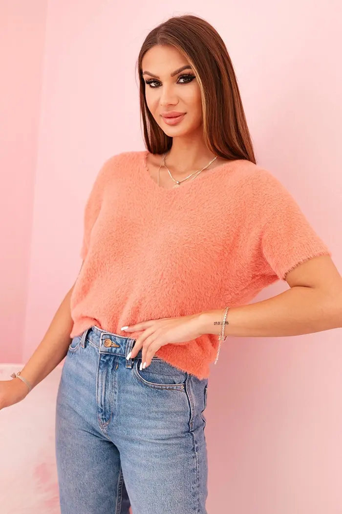 Kesi Włoski Dámský svetr z měkkého chlupatého materiálu s výstřihem do V a krátkým rukávem lososový