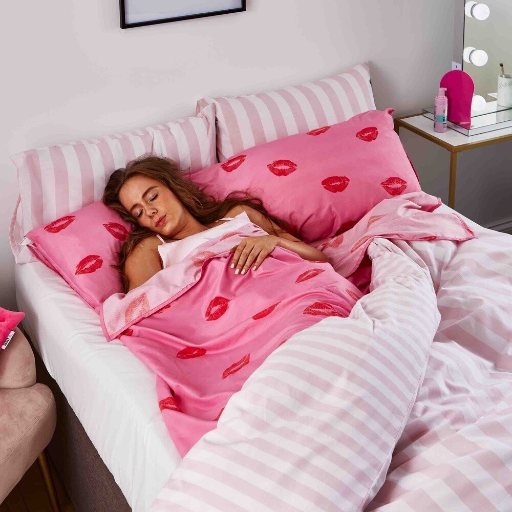 Růžové prostěradlo 131x215 cm Pouting Lips – Sassy B