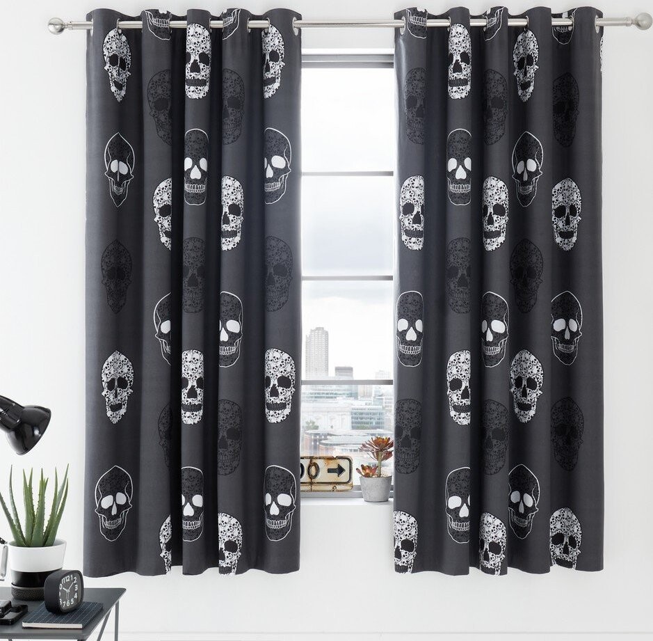 Tmavě šedý dětský závěs 2 ks 168x183 cm Skulls – Catherine Lansfield