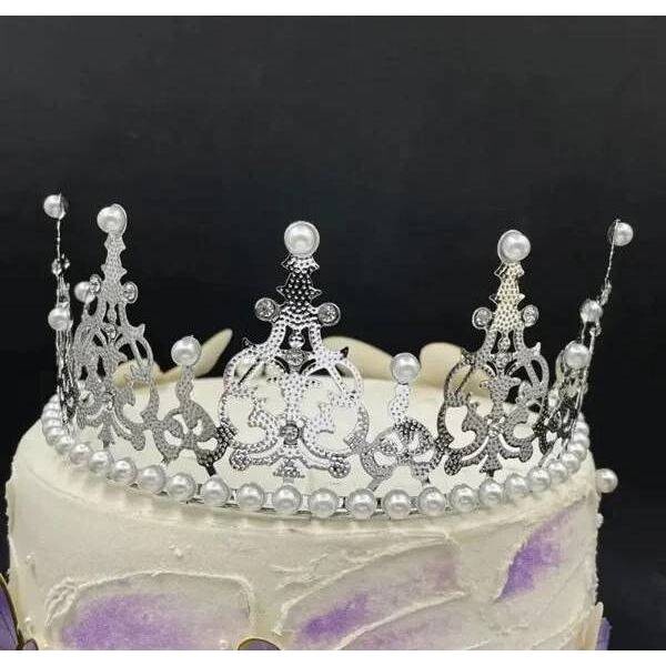 Nejedlá dekorace kovová Koruna stříbrná s bílými perlami - dortis
