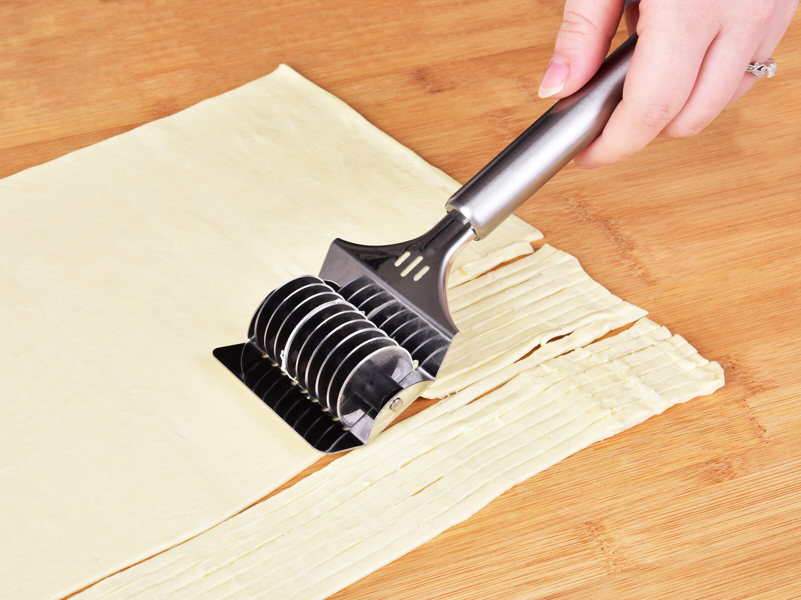 GOURMET | Nerezový kráječ na nudle a těstoviny | 21 cm | 9 kulatých břitů