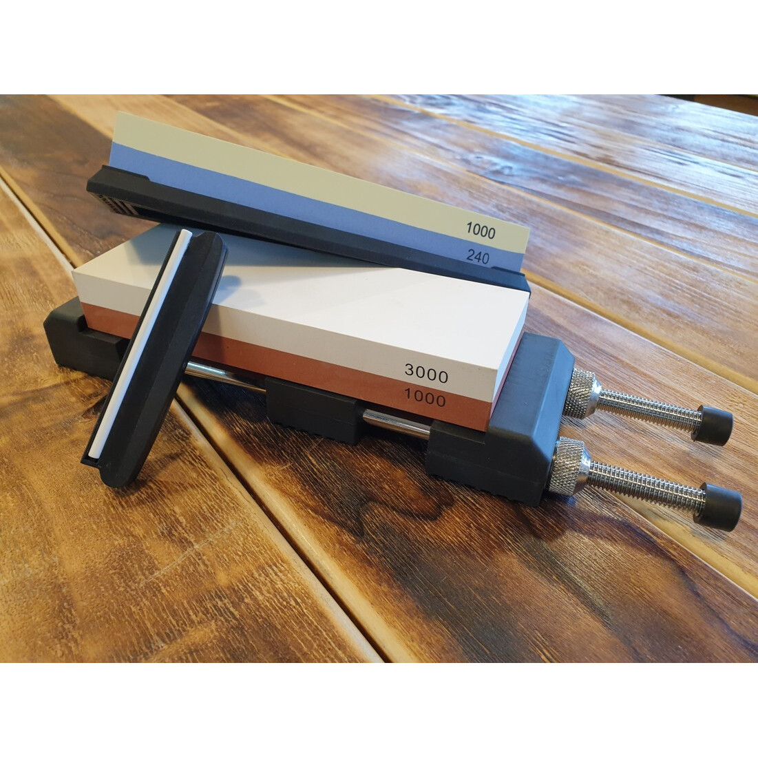 Sada brusných kamenů Risam pro broušení nožů včetně plastového vodítka a držáku